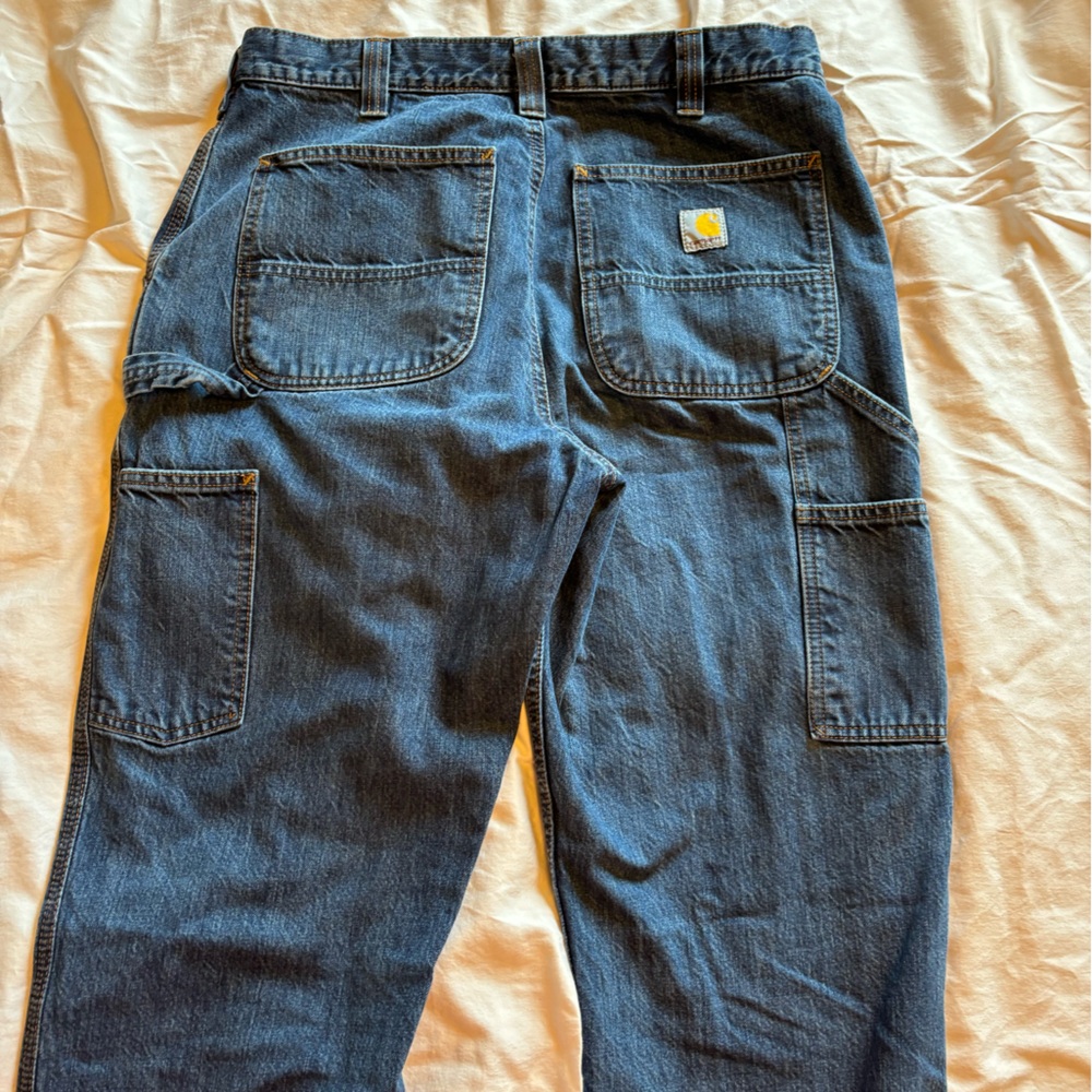 Men’s Carhartt Utility jeans in size 32x34.